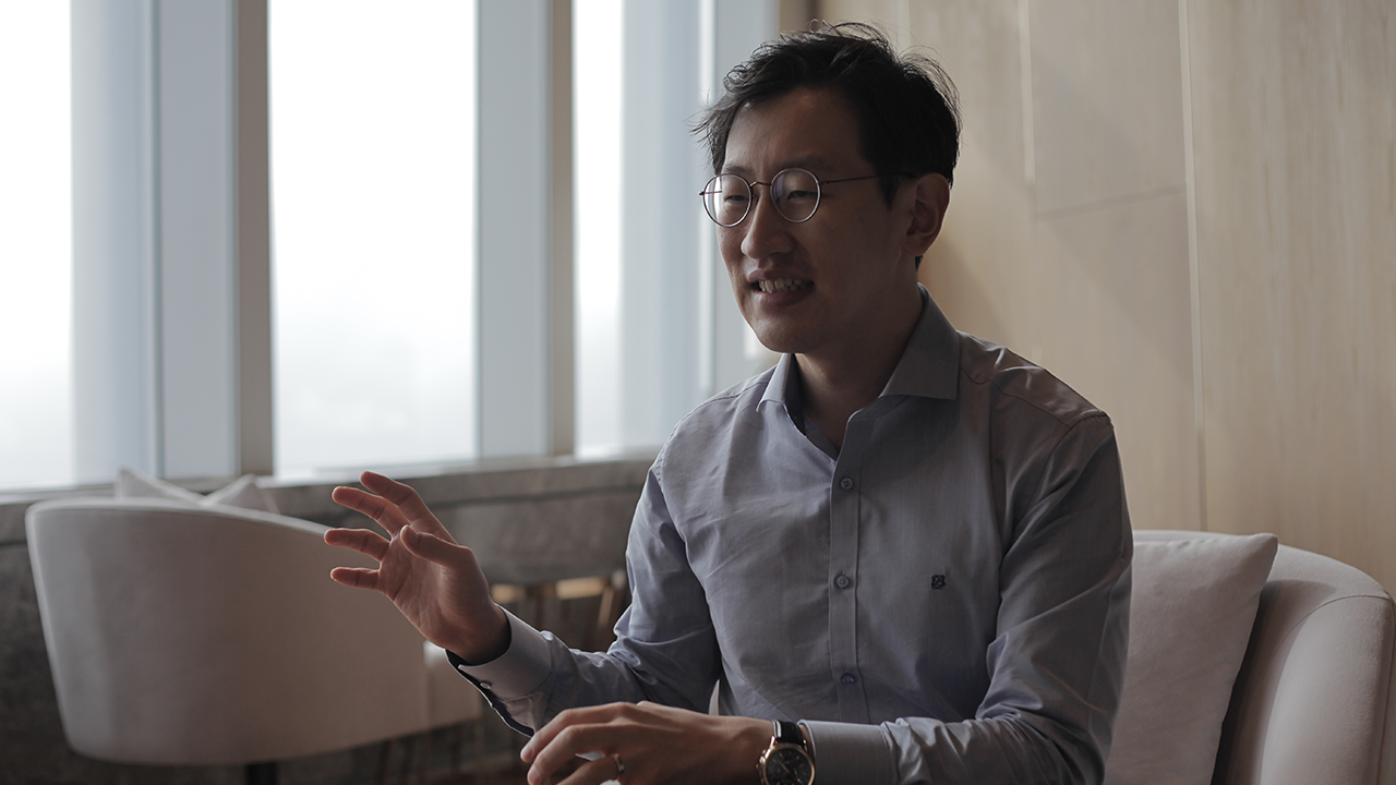 인터뷰 중인 김환순 담당님의 사진