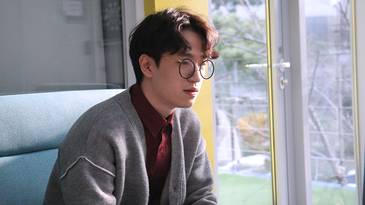 당시를 생각하며 잠시 우수에 젖은 송하윤 대표님의 모습입니다.