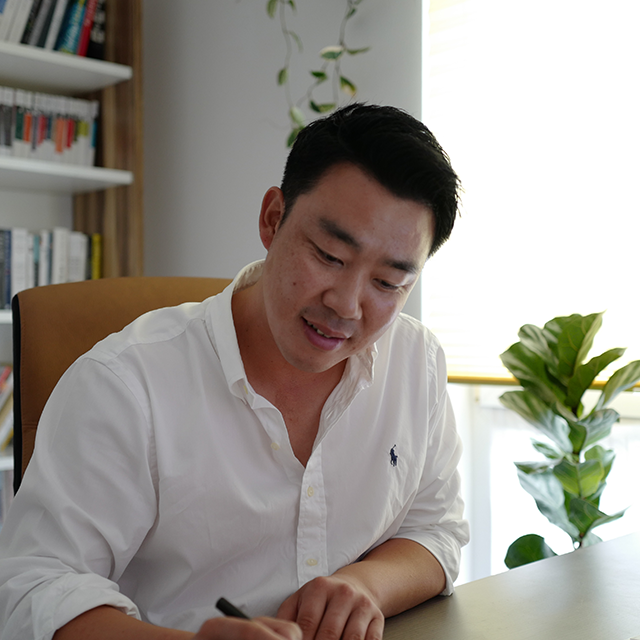 인터뷰에 참여한 김원호 대표님의 모습